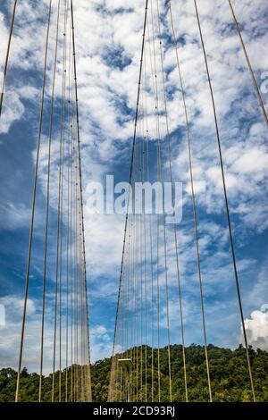 pont de câble en fer de suspension isolé avec ciel bleu clair de l'unique image d'angle différent est prise à hondnavar karnataka inde. c'est l'examen fin Banque D'Images