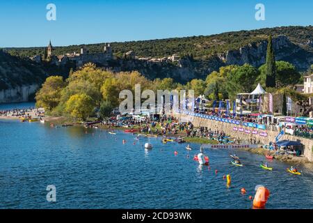 France, Ardèche, Saint Martin d'Ardèche, Marathon International des Gorges de l'Ardèche, arrivée sous le village d'Aigueze (département du Gard) Banque D'Images