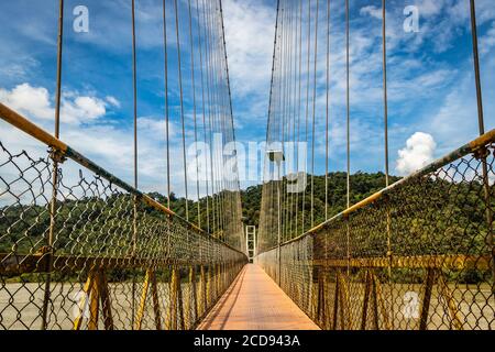 pont de câble en fer de suspension isolé avec ciel bleu clair de l'unique image d'angle différent est prise à hondnavar karnataka inde. c'est l'examen fin Banque D'Images