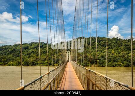 pont de câble en fer de suspension isolé avec ciel bleu clair de l'unique image d'angle différent est prise à hondnavar karnataka inde. c'est l'examen fin Banque D'Images