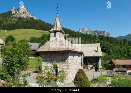 France, haute Savoie, massif du Chablais, Bernex, chapelle de la Creusaz avec le Mont Cesar et la dent d'Oche Banque D'Images