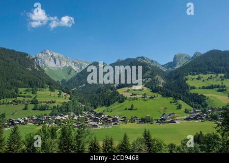 France, haute Savoie, massif du Chablais, Val d'abondance, portes du Soleil, Chapelle d'abondance, vue générale sur le village et le Mont de Grange Banque D'Images