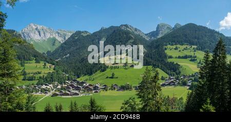 France, haute Savoie, massif du Chablais, Val d'abondance, portes du Soleil, Chapelle d'abondance, vue panoramique sur le village et le Mont de Grange Banque D'Images