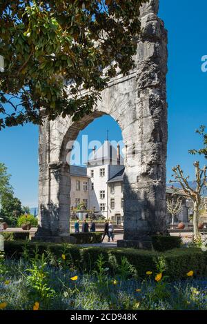 France, Savoie, Aix les bains, Côte d'Azur des Alpes, l'arche romaine de Campanus sur la place des bains Banque D'Images