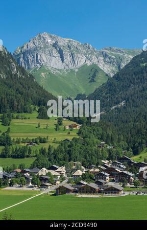 France, haute Savoie, massif du Chablais, Val d'abondance, portes du Soleil, Chapelle d'abondance, vue générale sur le village et le Mont de Grange Banque D'Images