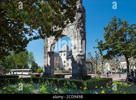 France, Savoie, Aix les bains, Côte d'Azur des Alpes, l'arche romaine de Campanus sur la place des bains Banque D'Images