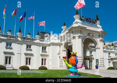 France, Savoie, Aix les bains, Côte d'Azur des Alpes, façade casino et sculptures de Juan Ripolles, sculpteur espagnol Banque D'Images