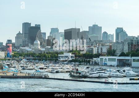 Canada, Québec, Montréal, vue générale de la ville avec la marina au premier plan Banque D'Images