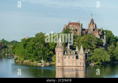 États-Unis, État de New York, Alexandria Bay, Heart Island et château Boldt sur le fleuve Saint-Laurent dans les mille-Îles Banque D'Images