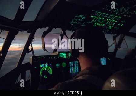 Le chasseur d'ouragans le Maj. David Gentile, pilote WC-130J du 53e Escadron de reconnaissance météorologique, vole vers le coucher du soleil après un passage à travers l'ouragan Laura de l'aéroport international de Charleston, S.C. 25 août 2020. Le 53e WRS opère à partir de la base aérienne de Keesler, MS, et joue un rôle important dans la prévision des systèmes tropicaux en volant directement dans les tempêtes et en collectant les données atmosphériques que les satellites ne peuvent atteindre, améliorant la zone de prévision d'impact jusqu'à 25 pour cent. Banque D'Images