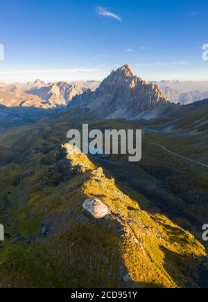 Vue aérienne de Rocca la Meja au lever du soleil avec le bunker abandonné du mur alpin. Canosio, Valle Maira, quartier de Cuneo, Piémont, Italie. Banque D'Images