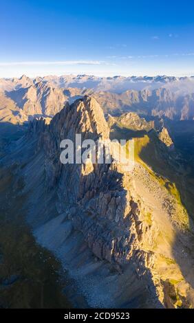 Vue aérienne de Rocca la Meja au lever du soleil. Canosio, Valle Maira, quartier de Cuneo, Piémont, Italie. Banque D'Images