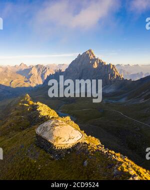 Vue aérienne de Rocca la Meja au lever du soleil avec le bunker abandonné du mur alpin. Canosio, Valle Maira, quartier de Cuneo, Piémont, Italie. Banque D'Images