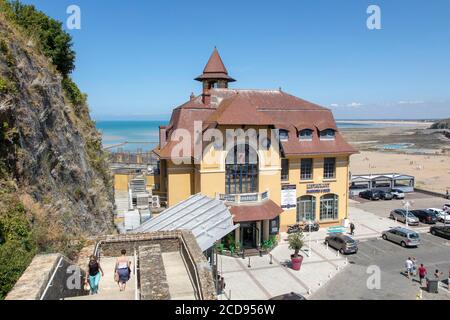 France, Manche, Cotentin, Granville, la haute ville construite sur un promontoire rocheux à l'extrême est de la baie du Mont Saint Michel, le casino Banque D'Images