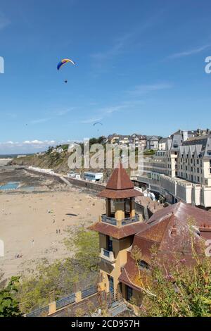 France, Manche, Cotentin, Granville, la haute ville construite sur un promontoire rocheux à l'extrême pointe Est de la Baie du Mont Saint Michel, Plat Gousset plage et la promenade, le casino towers en premier plan Banque D'Images