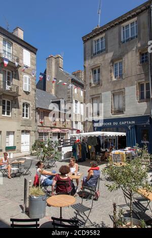 France, Manche, Cotentin, Granville, la haute ville construite sur un promontoire rocheux à l'extrême est de la baie du Mont Saint Michel, place Cambernon dans la ville haute Banque D'Images