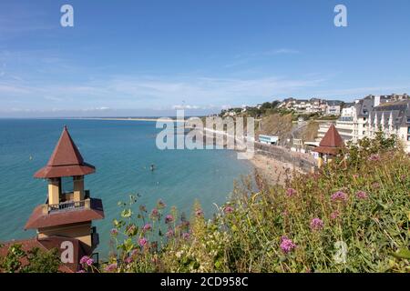 France, Manche, Cotentin, Granville, la haute ville construite sur un promontoire rocheux à l'extrême pointe Est de la Baie du Mont Saint Michel, Plat Gousset plage et la promenade, le casino towers en premier plan Banque D'Images