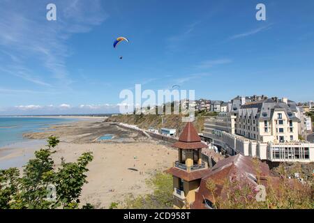 France, Manche, Cotentin, Granville, la haute ville construite sur un promontoire rocheux à l'extrême pointe Est de la Baie du Mont Saint Michel, Plat Gousset plage et la promenade, le casino towers en premier plan Banque D'Images