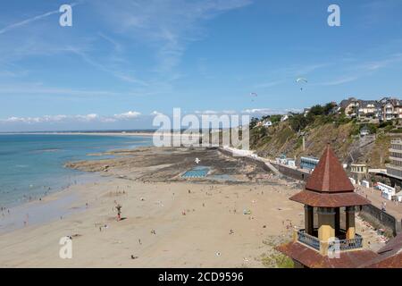 France, Manche, Cotentin, Granville, la haute ville construite sur un promontoire rocheux à l'extrême pointe Est de la Baie du Mont Saint Michel, Plat Gousset plage et la promenade, le casino towers en premier plan Banque D'Images