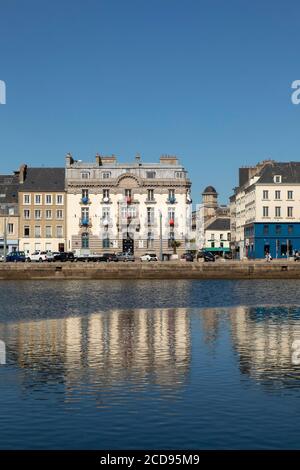 France, Manche, Cherbourg Octeville, quai Alexander III et le commerce de bassin, fabrication de parapluies de Cherbourg Banque D'Images