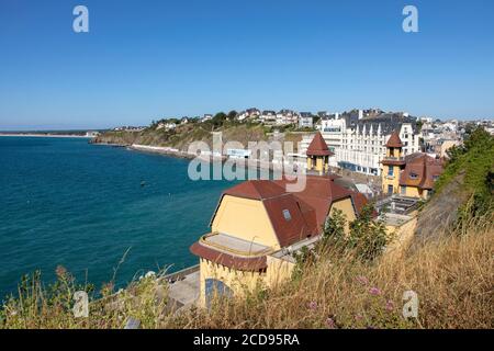 France, Manche, Cotentin, Granville, la haute ville construite sur un promontoire rocheux à l'extrême pointe Est de la Baie du Mont Saint Michel, Plat Gousset plage et la promenade, le casino towers en premier plan Banque D'Images