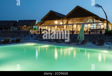 Marocco, Oued Ed-Dahab, Dakhla, la Crique Hotel, vue sur la piscine d'un éco-Lodge au crépuscule Banque D'Images