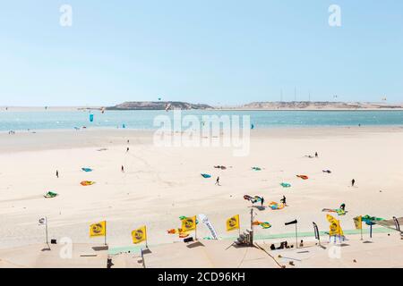 Marocco, Oued Ed-Dahab, Dakhla, vue sur un point nautique de kite-surf dans un désert Banque D'Images