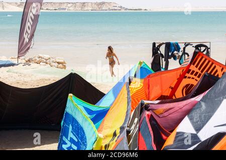 Marocco, Oued Ed-Dahab, Dakhla, PK25 Resort, jeune femme sur une plage après une séance de kite-surf Banque D'Images