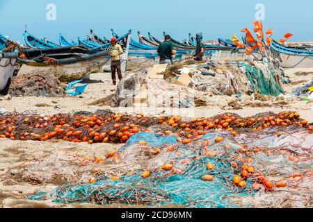 Marocco, Oued Ed-Dahab, Dakhla, Lassarga, pêcheurs préparant leurs filets de pêche sur la plage Banque D'Images