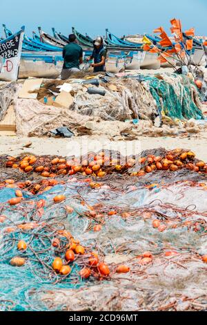 Marocco, Oued Ed-Dahab, Dakhla, Lassarga, pêcheurs préparant leurs filets de pêche sur la plage Banque D'Images