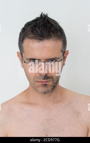 Homme avec des problèmes mentaux. Barbe coupée sur la moitié du visage uniquement. Concept de troubles mentaux. Isolé sur fond blanc. Banque D'Images