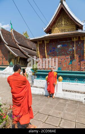 Laos, Luang Prabang, TVA Xieng Thong, moines Banque D'Images