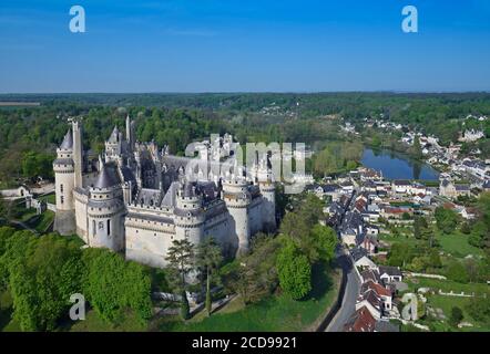 La France, l'Oise, le château de Pierrefonds (vue aérienne) Banque D'Images