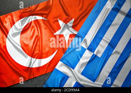 Les drapeaux de la Turquie et de la Grèce, conflit de la mer Égée Banque D'Images