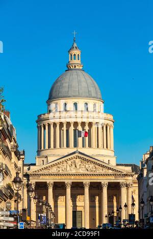 France, Paris, le Jardin du Luxembourg avec la statue l'acteur grec par Charles Arthur Bourgeois en 1868 et le Panthéon en arrière-plan Banque D'Images