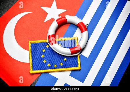 Les drapeaux de la Turquie, de la Grèce et de l'UE avec la bouée de sauvetage, conflit de la mer Égée Banque D'Images