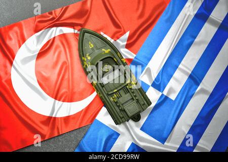 Les drapeaux de la Turquie et de la Grèce et navire militaire, conflit de la mer Égée Banque D'Images