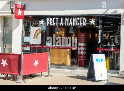 Windsor, Berkshire, Royaume-Uni. 10 août 2020. La chaîne de restaurants PRET A Manger doit demander à son personnel de travailler des heures réduites d'environ 20 % après la chute de la fréquentation depuis la réouverture après le verrouillage du coronavirus. PRET est populaire auprès des employés de bureau, mais de nombreuses personnes continuent de rester à la maison dans le cadre du programme gouvernemental. Crédit : Maureen McLean/Alay Banque D'Images