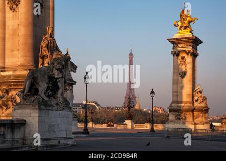 France, Paris, classé au patrimoine mondial de l'UNESCO, le pont Alexandre III et la Tour Eiffel Banque D'Images