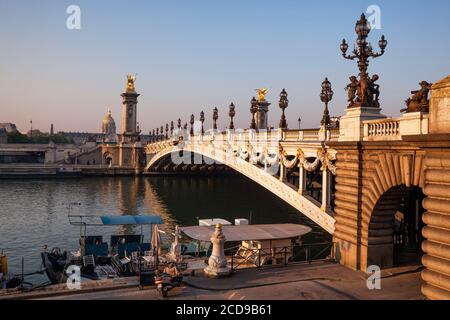 France, Paris, région classée au Patrimoine Mondial de l'UNESCO, pont Alexandre III et les Invalides Banque D'Images
