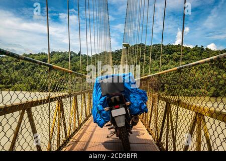 solo motard chargé moto garée isolée sur le pont de suspension image est prise à honnavar karnataka inde. c'est une expérience incroyable de conduire moto Banque D'Images