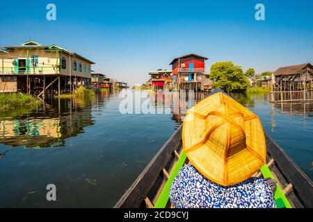 Myanmar (Birmanie), État Shan, lac Inle, excursion en bateau, femme touristique