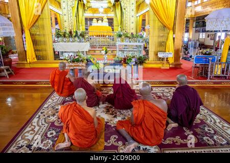 Myanmar (Birmanie), État Shan, lac Inle, Pagode Phaung Daw Oo Banque D'Images