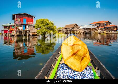 Myanmar (Birmanie), État Shan, lac Inle, excursion en bateau, femme touristique