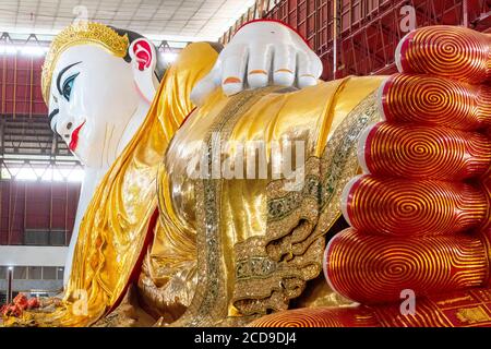 Myanmar (Birmanie), Yangon, quartier de Shwe Gon Daing, Paya Chaukhtatgyi, Bouddha couché en or cimenté avec mosaïques de verre de 70m de long Banque D'Images