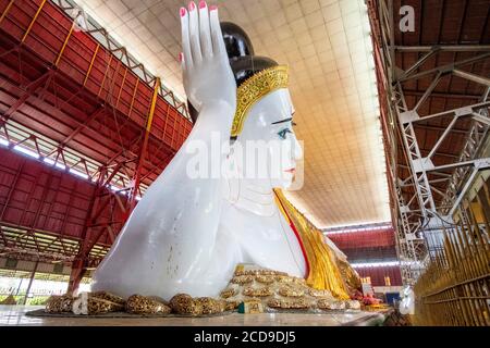 Myanmar (Birmanie), Yangon, quartier de Shwe Gon Daing, Paya Chaukhtatgyi, Bouddha couché en or cimenté avec mosaïques de verre de 70m de long Banque D'Images