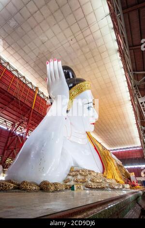 Myanmar (Birmanie), Yangon, quartier de Shwe Gon Daing, Paya Chaukhtatgyi, Bouddha couché en or cimenté avec mosaïques de verre de 70m de long Banque D'Images