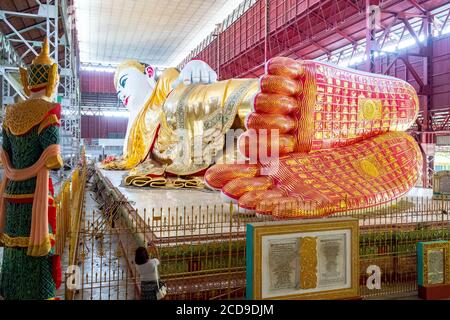 Myanmar (Birmanie), Yangon, quartier de Shwe Gon Daing, Paya Chaukhtatgyi, Bouddha couché en or cimenté avec mosaïques de verre de 70m de long Banque D'Images