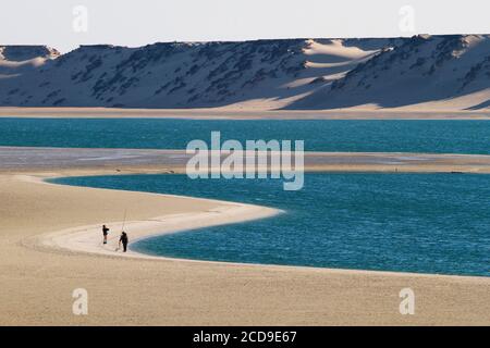 Maroc, Sahara occidental, Dakhla, plage bordant le lagon avec les montagnes désertiques en arrière-plan Banque D'Images