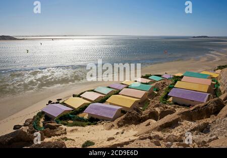 Maroc, Sahara occidental, Dakhla, toits colorés de l'hôtel PK25 face au lagon et aux montagnes du désert Banque D'Images